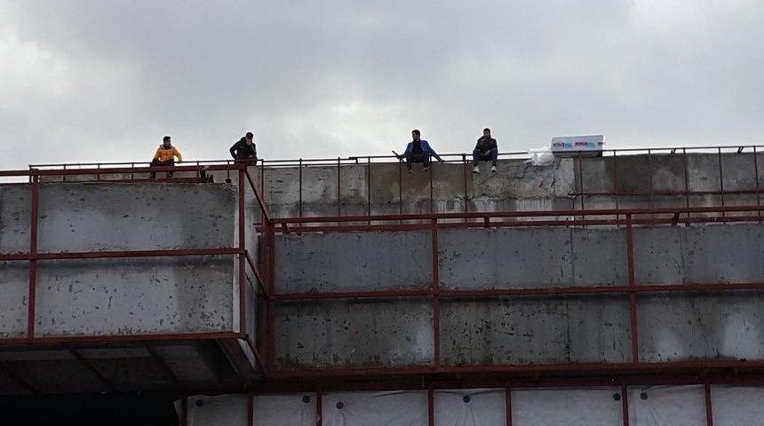 İş&ccedil;iler Parasını Alamadıklarını İddia Ederek &Ccedil;atıya &Ccedil;ıktı