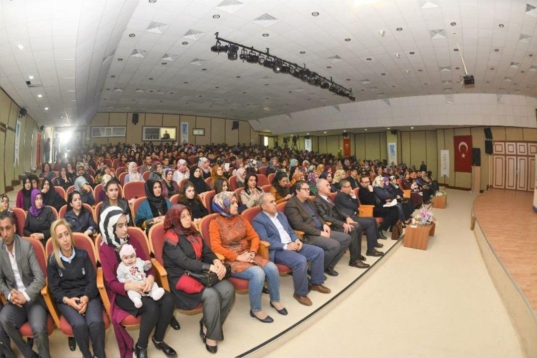 Van&rsquo;da &ldquo;15 Temmuz&rsquo;un İnsan &Ouml;yk&uuml;leri&rdquo; S&ouml;yleşi