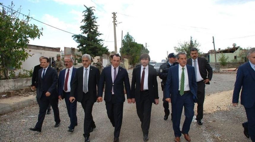 Vali Kalkancı Ve Afad Başkanı G&uuml;ll&uuml;oğlu Samsatlı Depremzedelerle Bir Araya Geldi