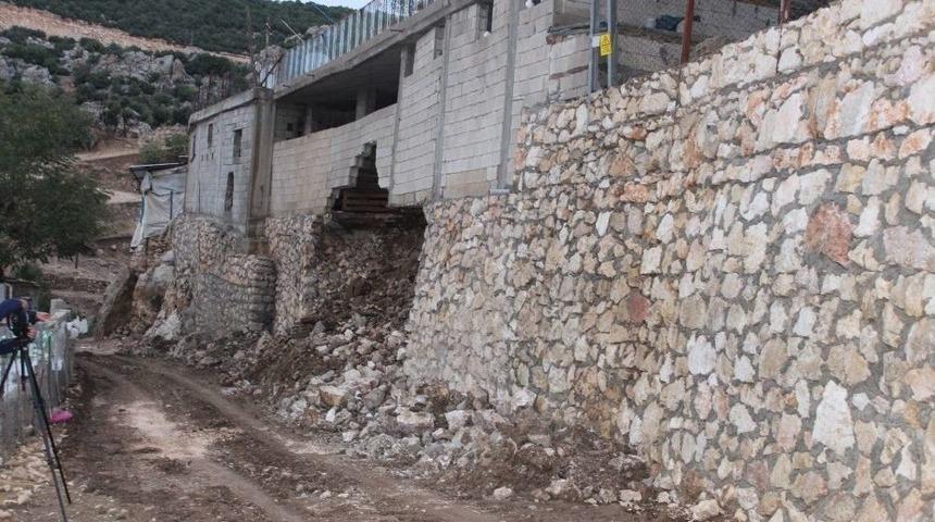 İ&ccedil;erisi Hayvanlarla Dolu Ahır Şiddetli Yağışa Dayanamadı