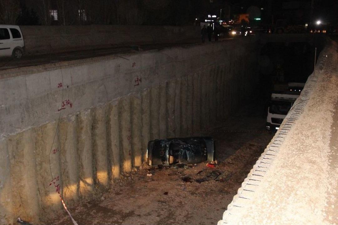 Otomobil Alt Ge&ccedil;it İnşaatına U&ccedil;tu: 1 &Ouml;l&uuml;, 4 Yaralı