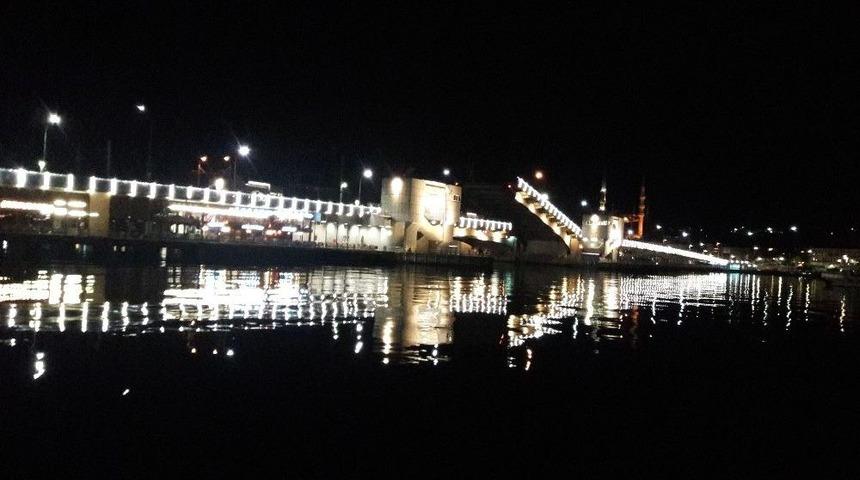 Galata K&ouml;pr&uuml;s&uuml; Gemi Ge&ccedil;işi İ&ccedil;in Kapatıldı