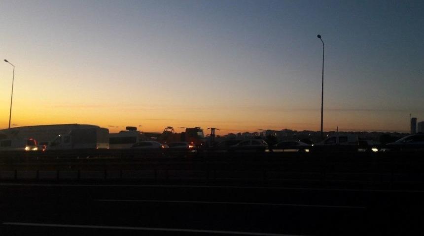 Tem’de Tır Devrildi, Yol Trafiğe Kapandı