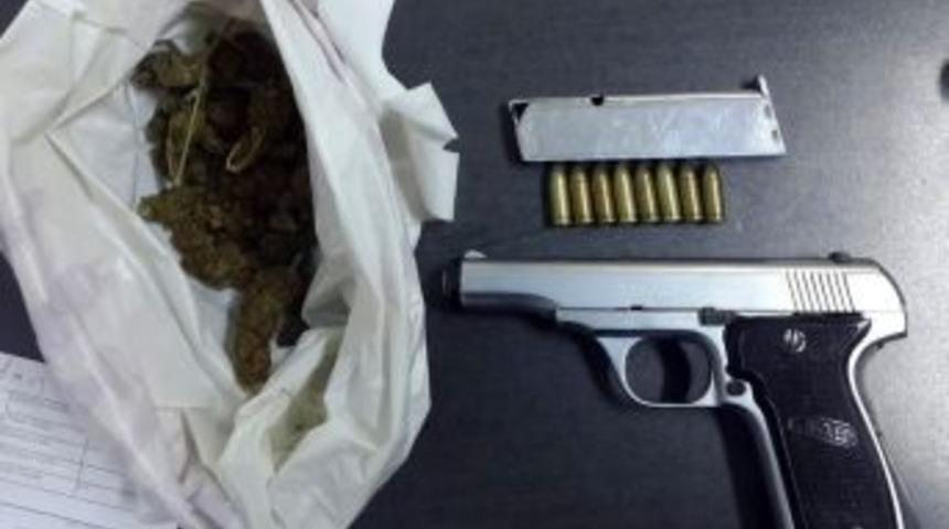 Polisin Ş&uuml;phelendiği Ara&ccedil;tan Silah Ve Uyuşturucu &Ccedil;ıktı: 2 G&ouml;zaltı