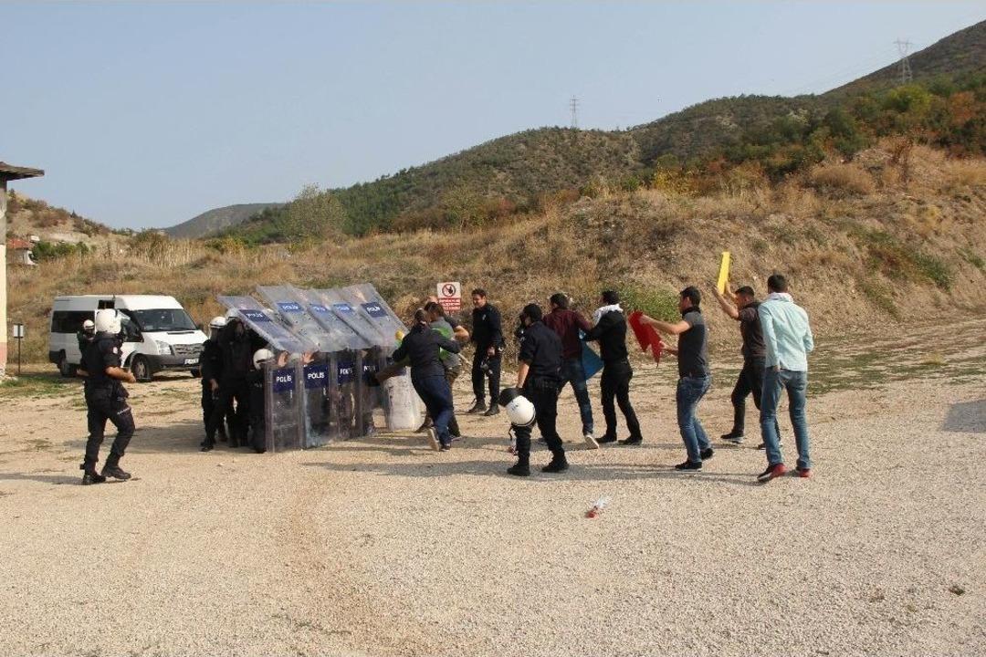 Bu G&ouml;stericilerin Hepsi Polis