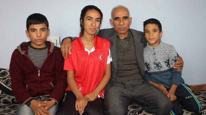 Her G&uuml;n Kilometrelerce Y&uuml;r&uuml;d&uuml;, Kenar Mahalleden Balkan Şampiyonluğuna Ulaştı