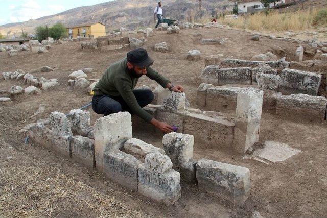 Hasankeyf’te Artuklu Dönemine Ait 60 Mezar Bulundu