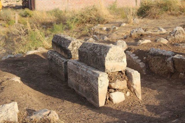 Hasankeyf’te Artuklu Dönemine Ait 60 Mezar Bulundu