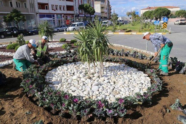 Burhaniye’de Kavşaklara Çiçek Güzelliği