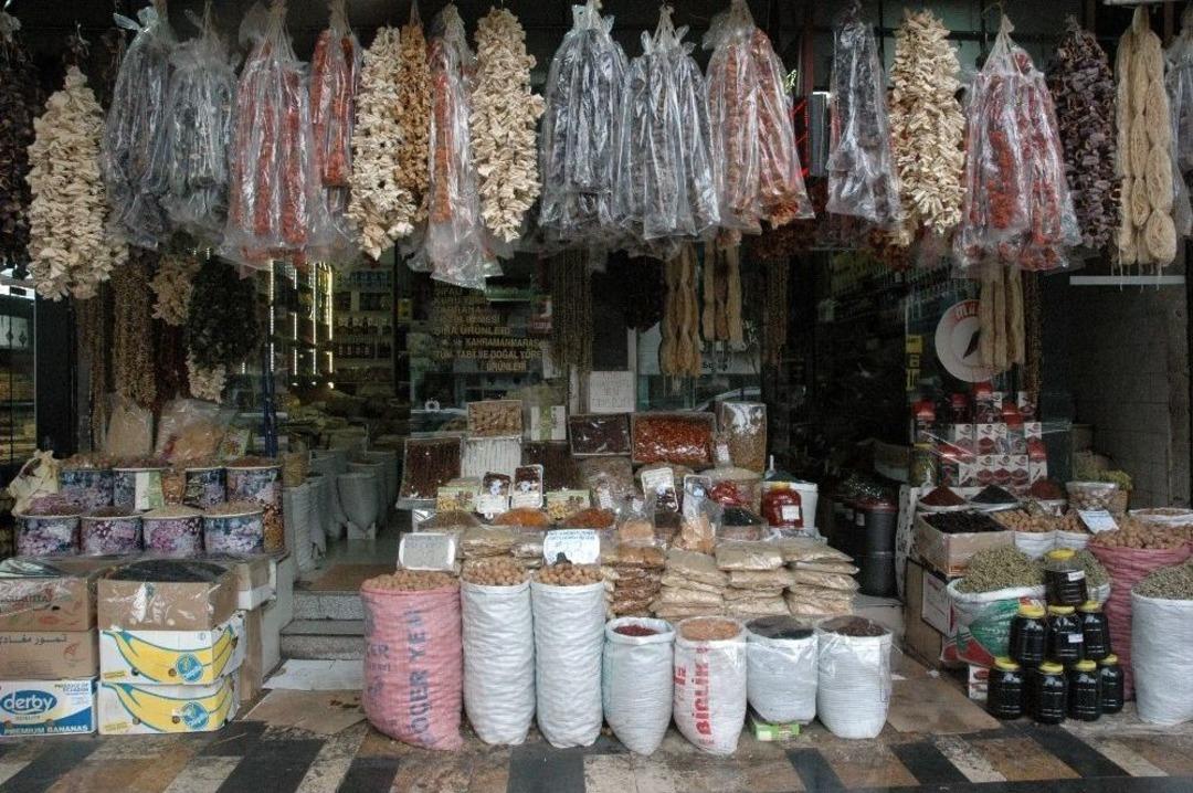 Kahramanmaraş&rsquo;ta Kışlık Yiyecekler Tezgahları S&uuml;sledi