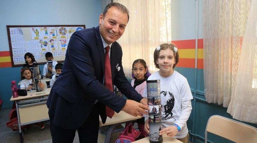 Gaziemir&rsquo;de 45 Okula 2 Bin 500 Satran&ccedil; Takımı Dağıtıldı