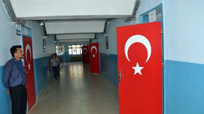 Ortaokuldaki T&uuml;m Sınıfların Kapılarına T&uuml;rk Bayrağı Resmedildi