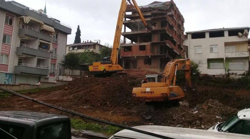 K&ouml;rfez&rsquo;de Metruk Binalar Tek Tek Yıkılıyor