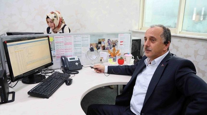 Başkan &Ccedil;ağırıcı, &Ccedil;ağrı Merkezi&rsquo;nde Telefonları Cevapladı