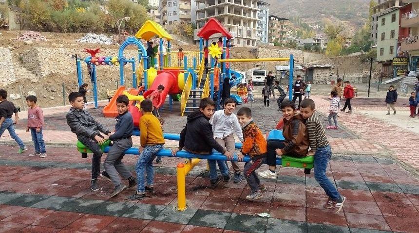 Şemdinli&rsquo;de &Ccedil;ocuklar İ&ccedil;in Oyun Parkları Kuruldu