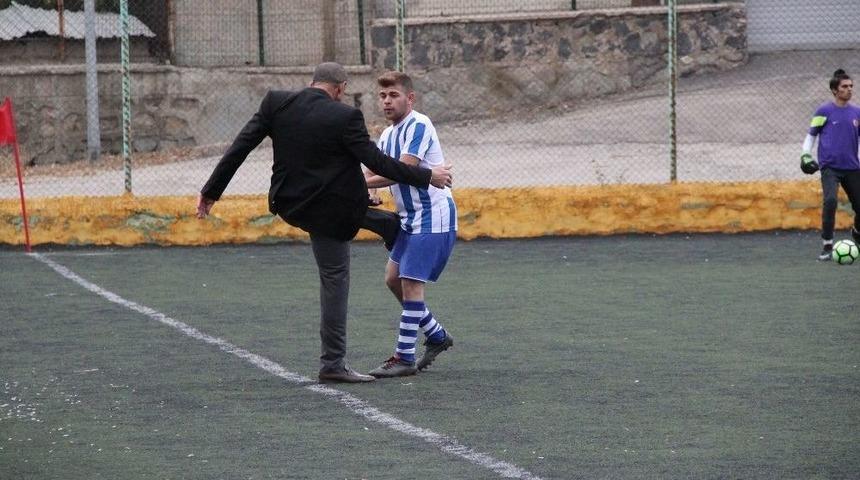 Kul&uuml;p Başkanından, Futbolcuya Tekme