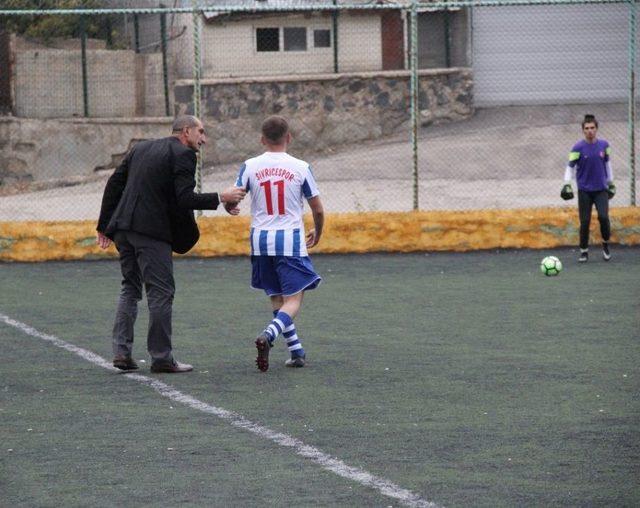 Kulüp Başkanından, Futbolcuya Tekme