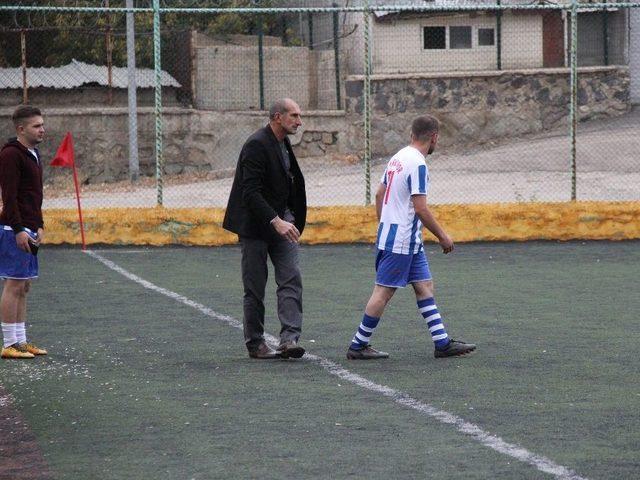 Kulüp Başkanından, Futbolcuya Tekme