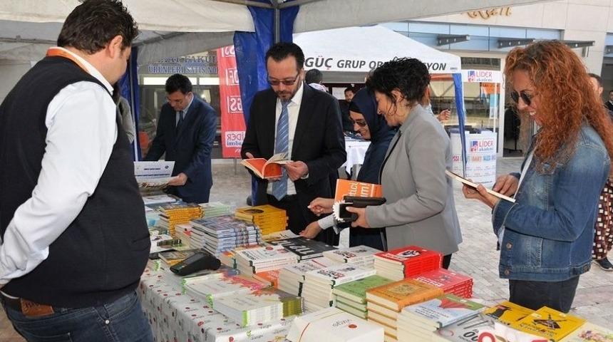Ad&uuml; Kitap Fuarı Kitapseverlerle Buluştu