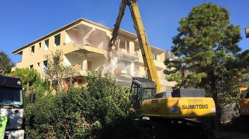 B&uuml;y&uuml;k&ccedil;ekmece&rsquo;de Kentsel D&ouml;n&uuml;ş&uuml;m Kapsamında 56 Dairelik 2 Blok Yıkıldı