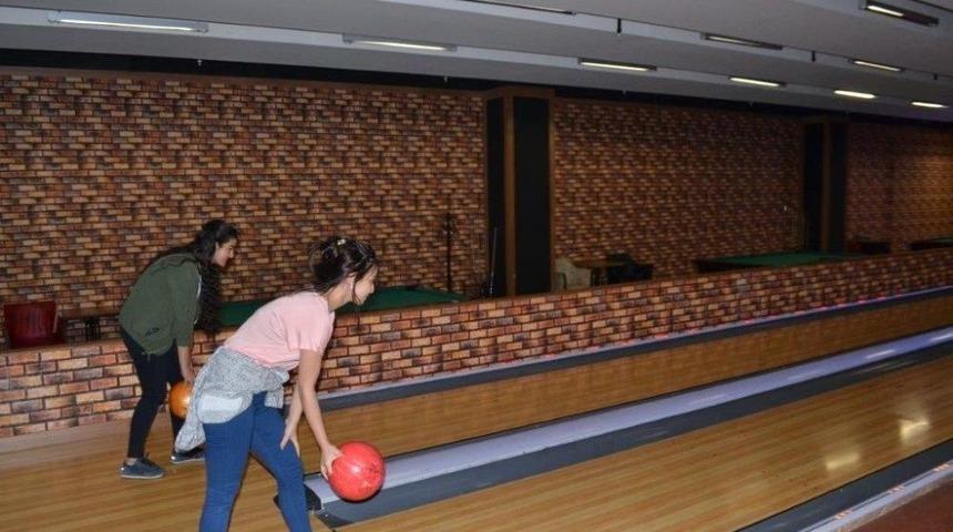 &Uuml;niversiteli Gen&ccedil;ler Bowling Turnuvasında H&uuml;nerlerini Sergiledi