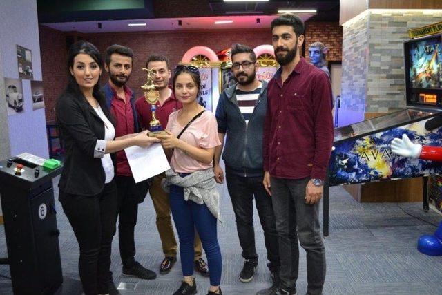 Üniversiteli Gençler Bowling Turnuvasında Hünerlerini Sergiledi