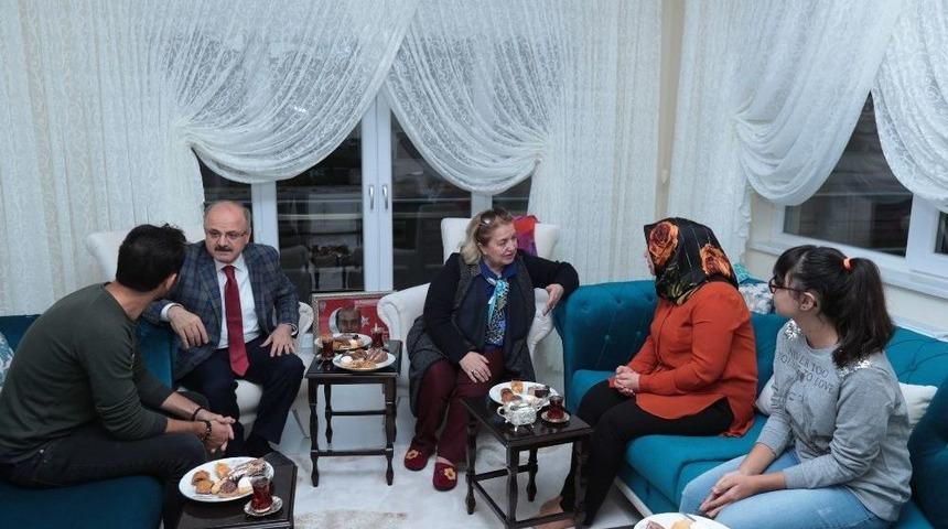 Vali &Ccedil;akacak, Şehit Murat K&ouml;d&uuml;k&rsquo;&uuml;n Ailesini Ziyaret Etti