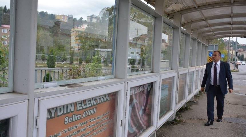 Şehir Magandalarının Kırdığı K&ouml;pr&uuml;n&uuml;n Camları Yenileri İle Değiştiriliyor