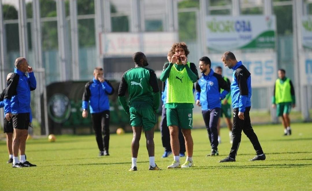 Bursasporlu Futbolcular, Merter Y&uuml;ce&rsquo;nin Kırılan Dişi İ&ccedil;in Seferber Oldu