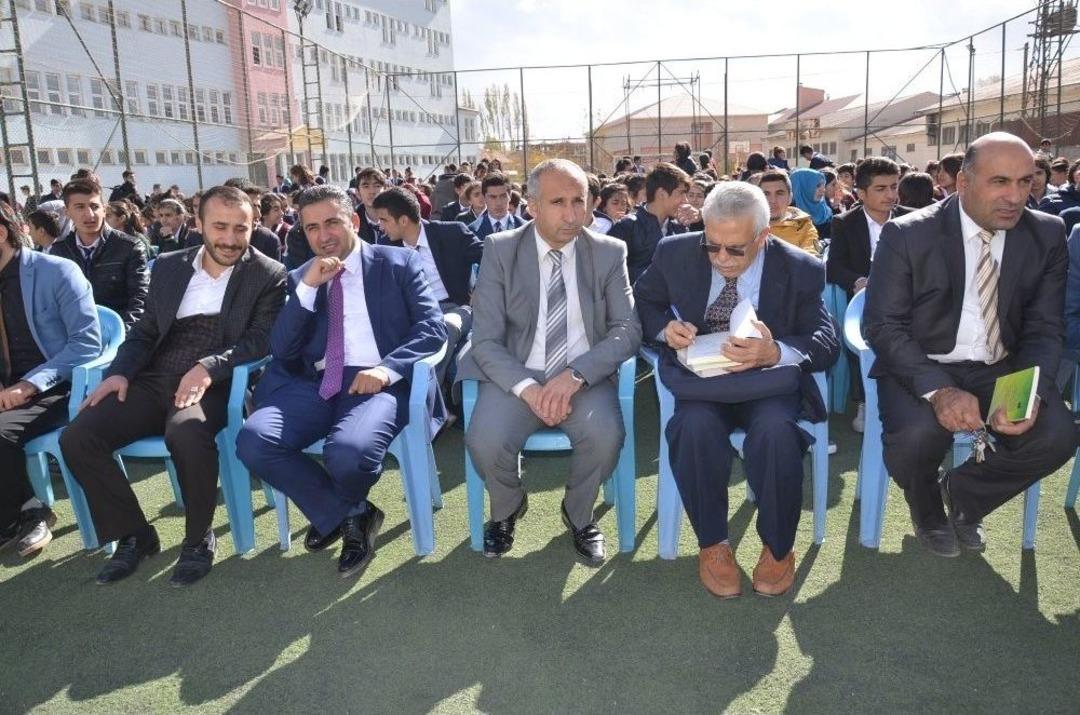 Yazar Diclehan&rsquo;dan İmza G&uuml;n&uuml;