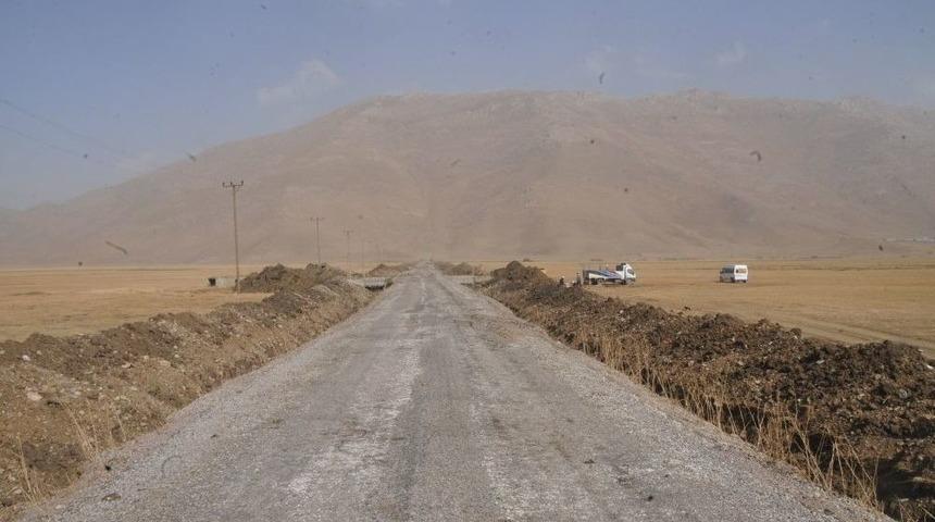 Y&uuml;ksekova&rsquo;da &Ccedil;evre Yolu &Ccedil;alışmaları S&uuml;r&uuml;yor