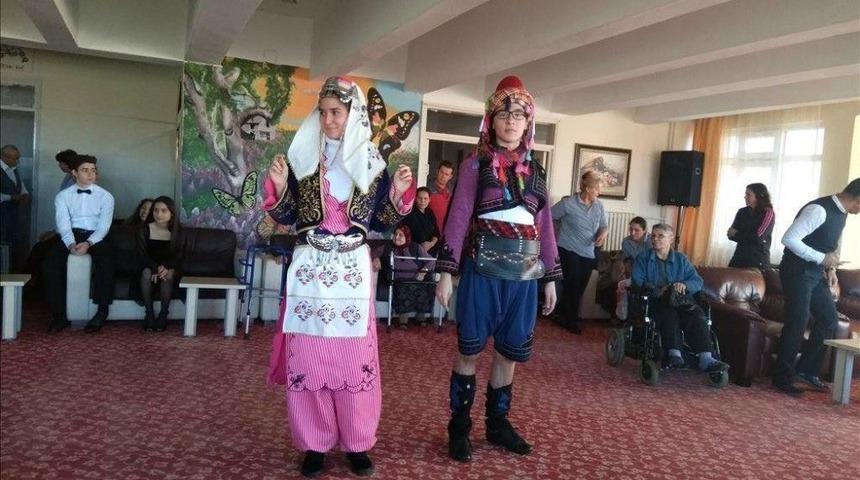 Huzurevinde Zeybek Ve Vals G&ouml;sterimi