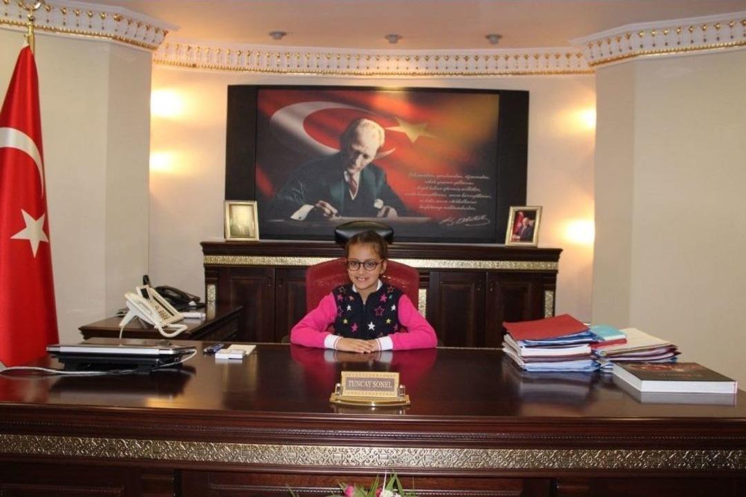 D&uuml;n İstedi, Bug&uuml;n Vali Oldu