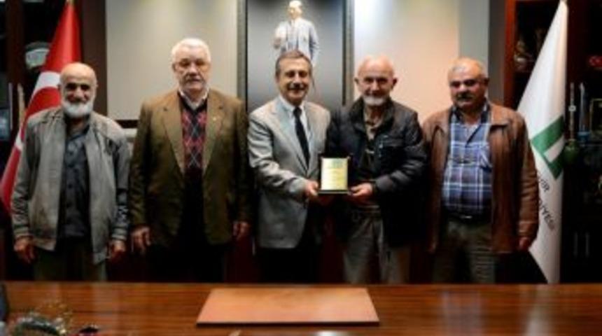 Başkan Ata&ccedil;&rsquo;a Cami Y&ouml;netiminden Teşekk&uuml;r Plaketi