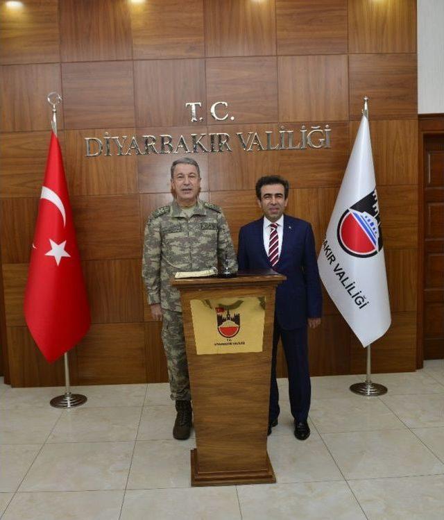 Orgeneral Akar, Diyarbakır Valiliğini Ziyaret Etti