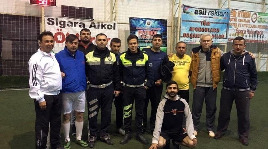 Emniyet Personeli İle Servis Şof&ouml;rleri Halı Sahada Buluştu