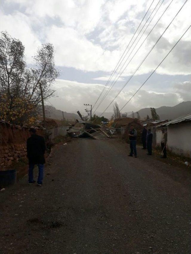 Kars’ta Fırtına Yüksek Gerilim Hatlarına Zarar Verdi