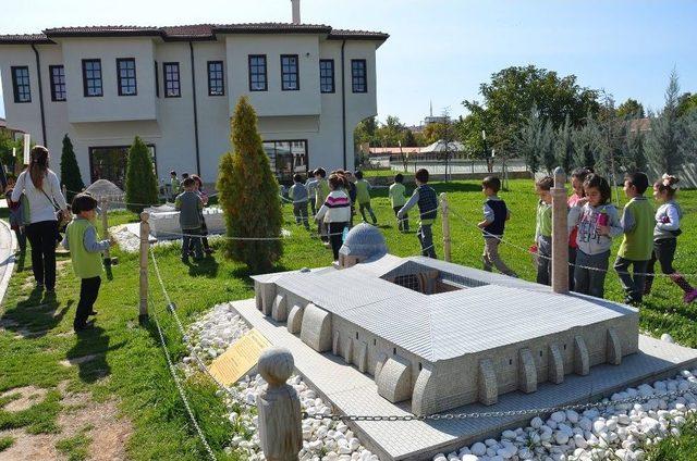 Öğrenciler Miniamalatya’yı Gezerek Tarihi Ve Turistik Değerleri Öğreniyorlar