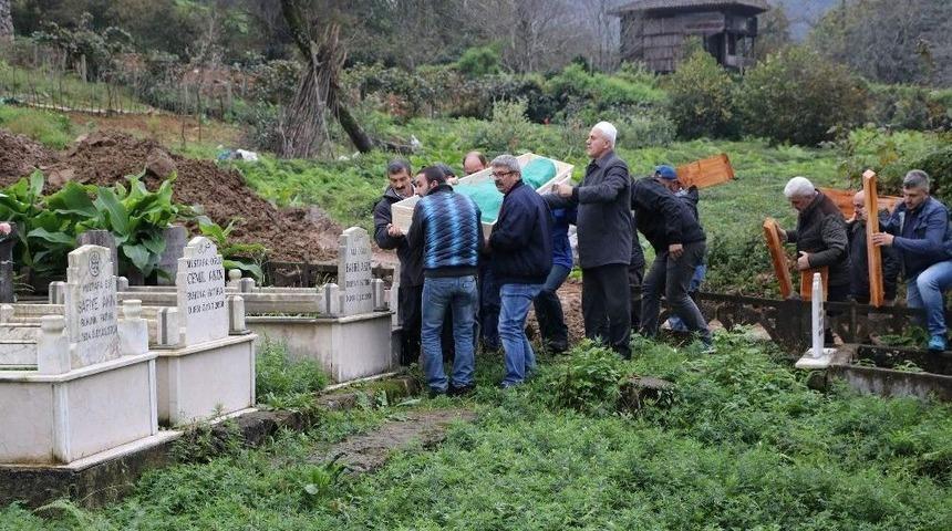 G&uuml;rcistan&rsquo;dan Getirilen Cenazesi Rize&rsquo;de Toprağa Verildi