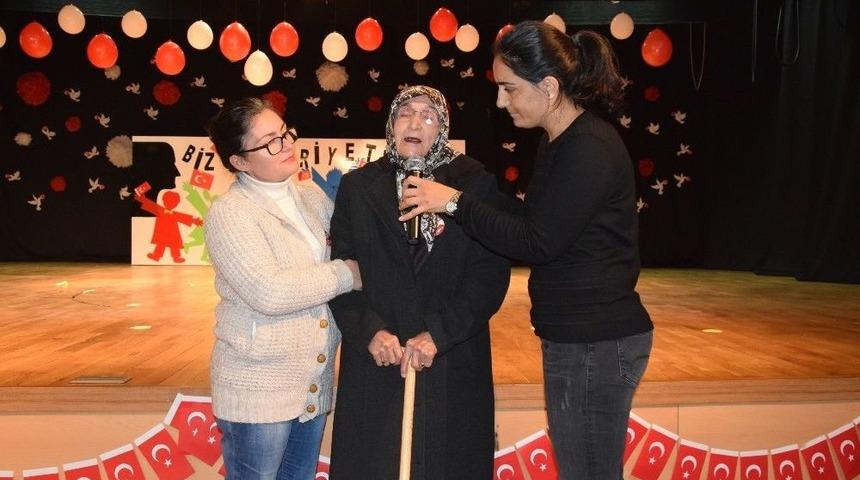 94 Yaşındaki Firuzhan Yeğen&rsquo;in Atat&uuml;rk Sevgisi Ayakta Alkışlandı