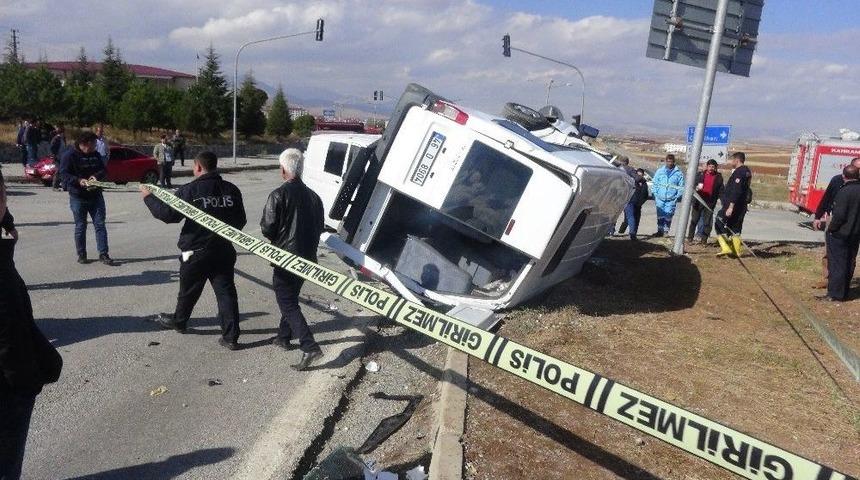 Kahramanmaraş&rsquo;ta Polis Minib&uuml;s&uuml; İle Ticari Ara&ccedil; &Ccedil;arpıştı: 5 Yaralı