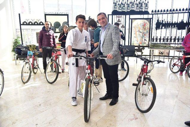Bilecik Belediyesi Yarışmalarda Dereceye Giren Öğrencilere Bisiklet Hediye Etti