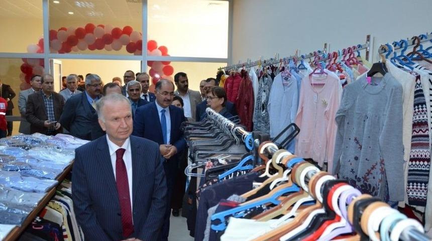 Maddi İmkanı Olmayan &Uuml;niversitelilere T&uuml;rk Kızılayı&rsquo;ndan Destek