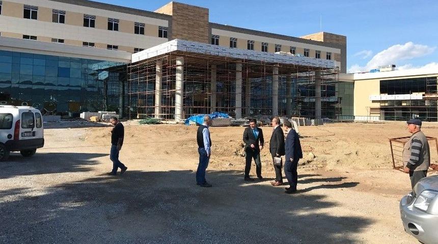Burhaniye&rsquo;de Kaymakam &Ouml;ner Hastane İnşaatında İnceleme Yaptı