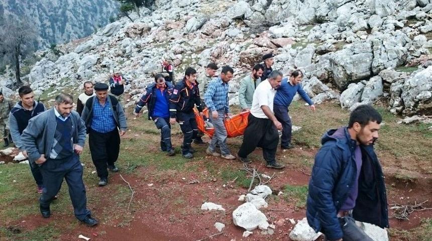 Ke&ccedil;i Otlatırken Kayalıklardan D&uuml;şt&uuml;
