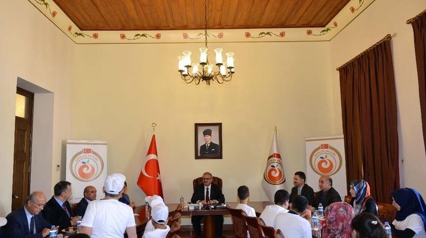 Vali Karaloğlu, Bitlisli &Ccedil;ocukları Makamında Ağırladı