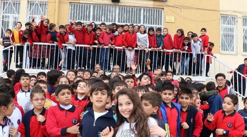 Demirkol, &Ouml;ğrencilere Siyer-i Nebi Kitabı Dağıttı