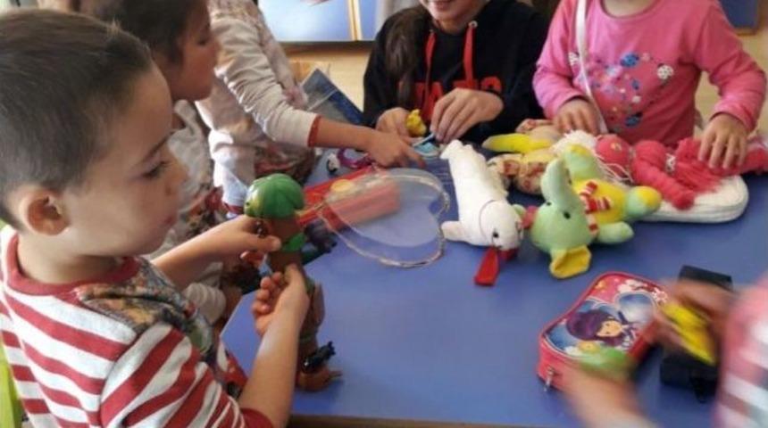 Cep Har&ccedil;lıklarıyla K&ouml;y Okulu Ana Sınıf &Ouml;ğrencilerini Sevindirdiler