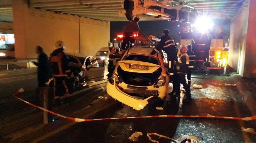 Metrob&uuml;s Yoluna Ara&ccedil; Daldı: 2 Yaralı