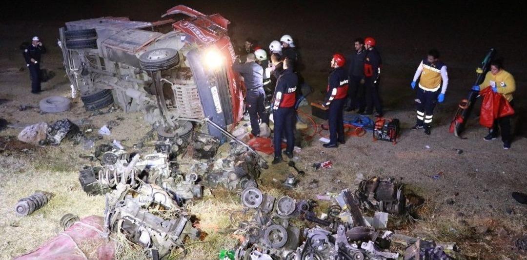 Kazada Kamyonda Sıkışan S&uuml;r&uuml;c&uuml;ye &lsquo;sadece Ayağın Kırık&rsquo; Tesellisi